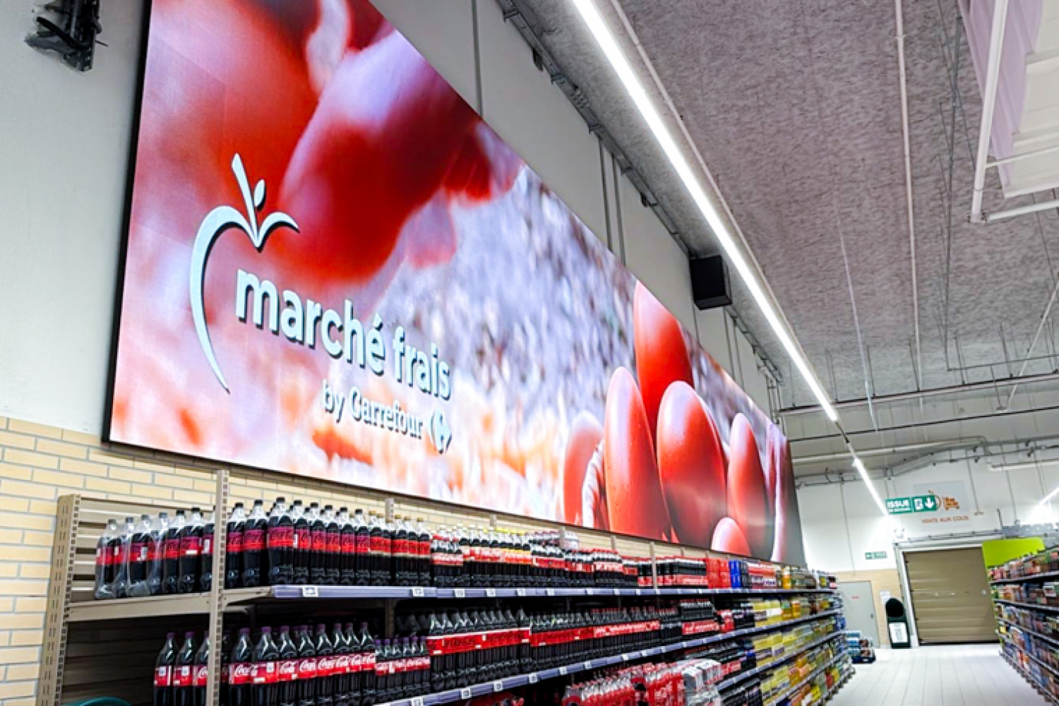 Écrans d’affichage dynamique installés par Vega France au Marché Frais, près de Paris.