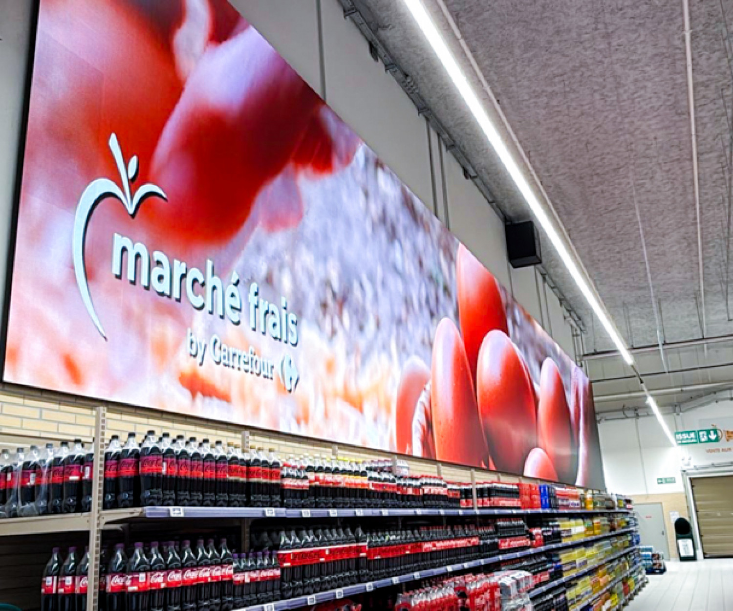 Écrans d’affichage dynamique installés par Vega France au Marché Frais, près de Paris.