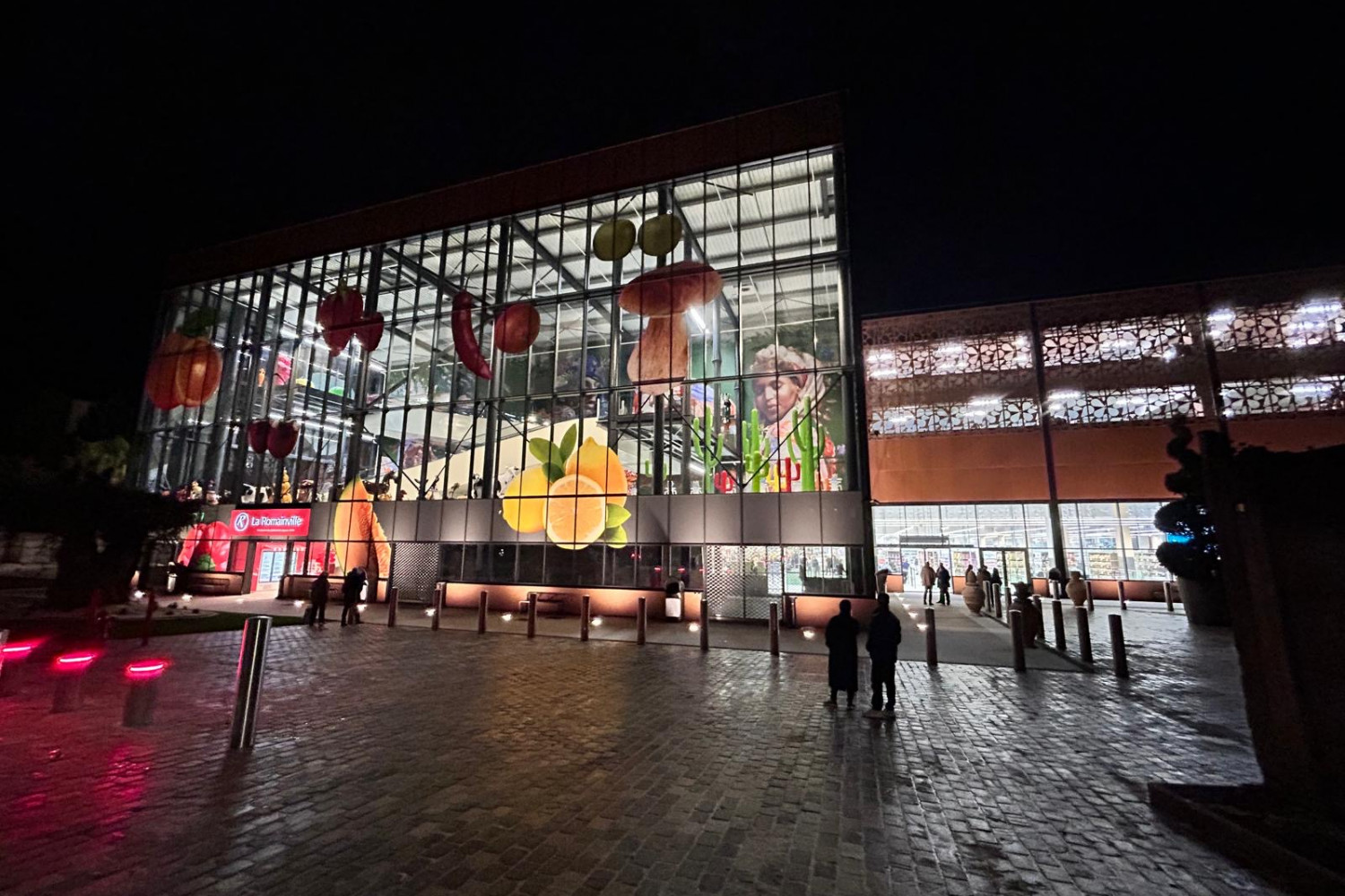 Écrans d’affichage dynamique installés par Vega France au Marché Frais, près de Paris.