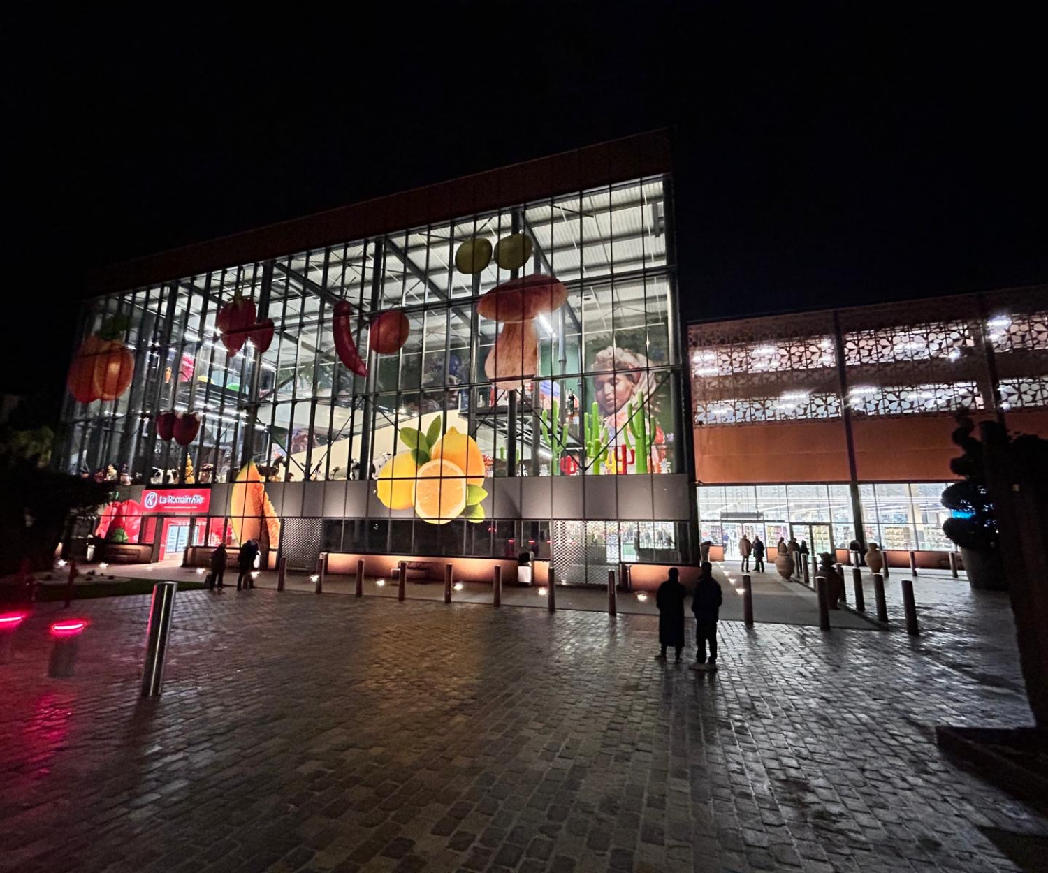 Écrans d’affichage dynamique installés par Vega France au Marché Frais, près de Paris.