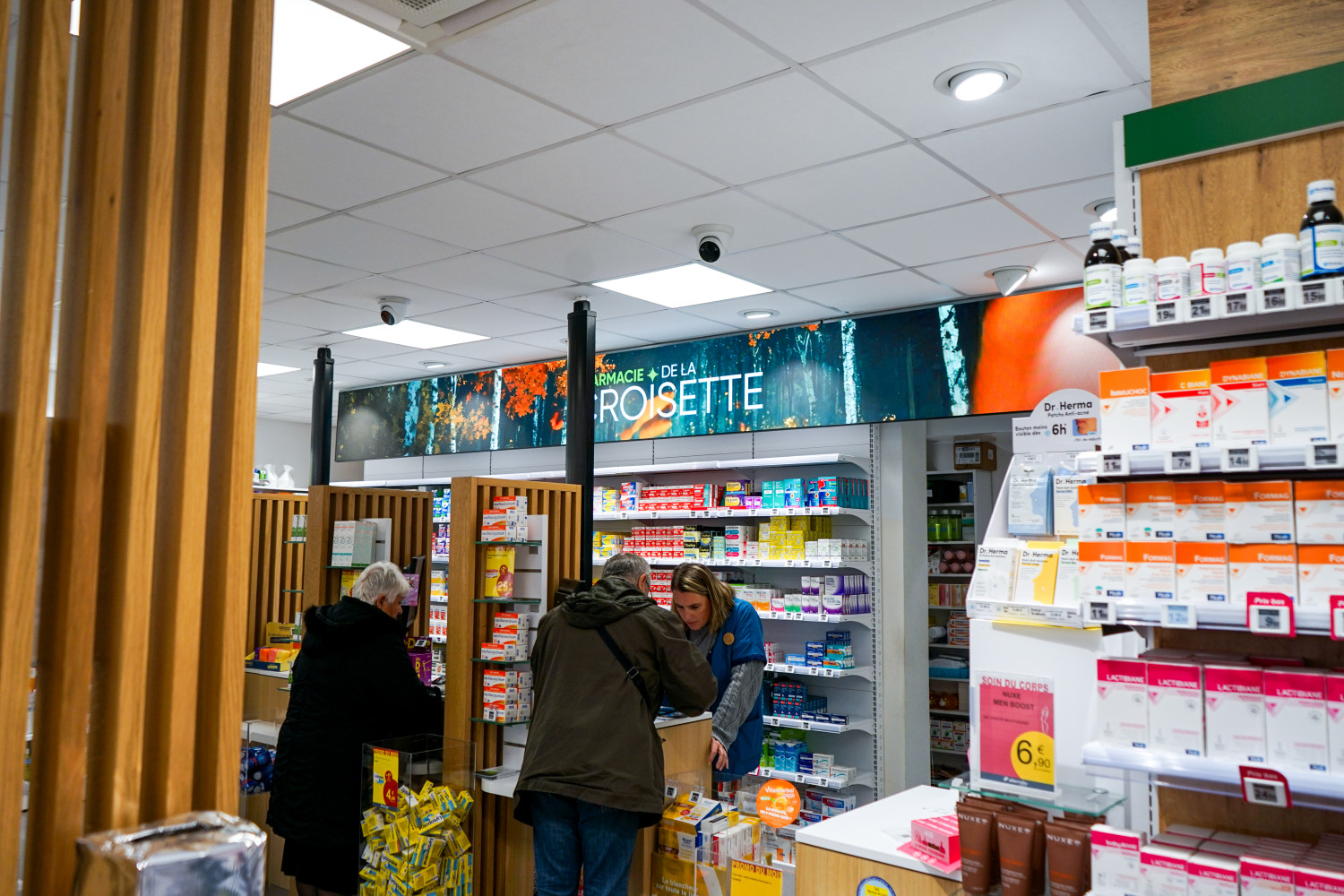 Bandeau LED et écran transparent en vitrine installés par Vega France à la Pharmacie Alternativ, situés dans le quartier de la Croisette.
