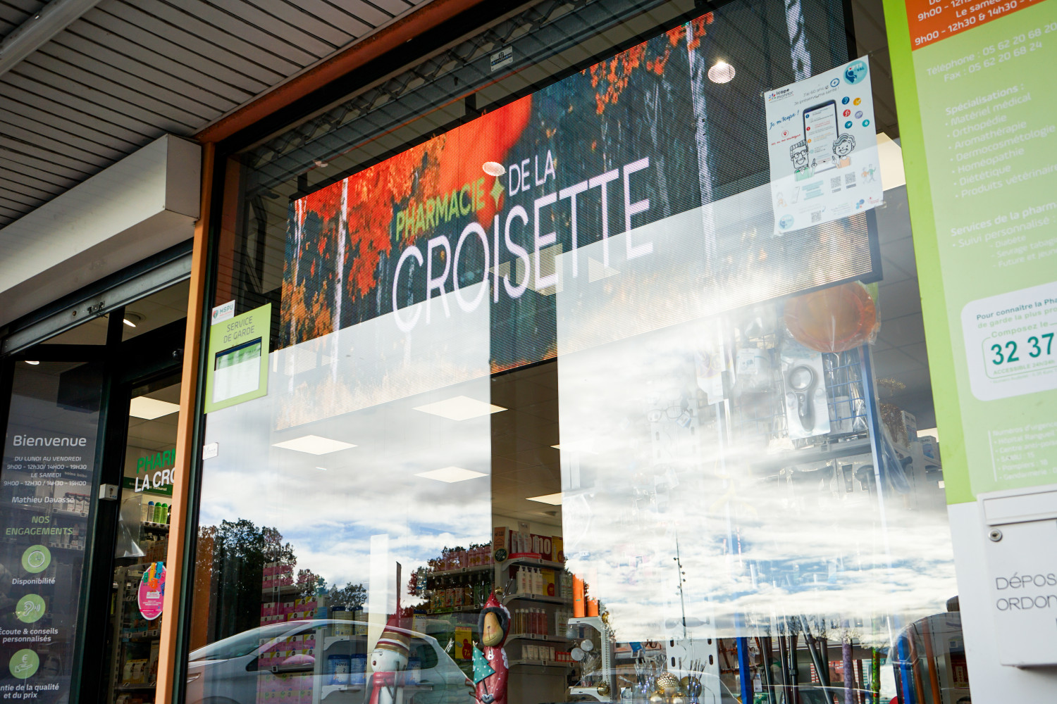 Bandeau LED et écran transparent en vitrine installés par Vega France à la Pharmacie Alternativ, situés dans le quartier de la Croisette