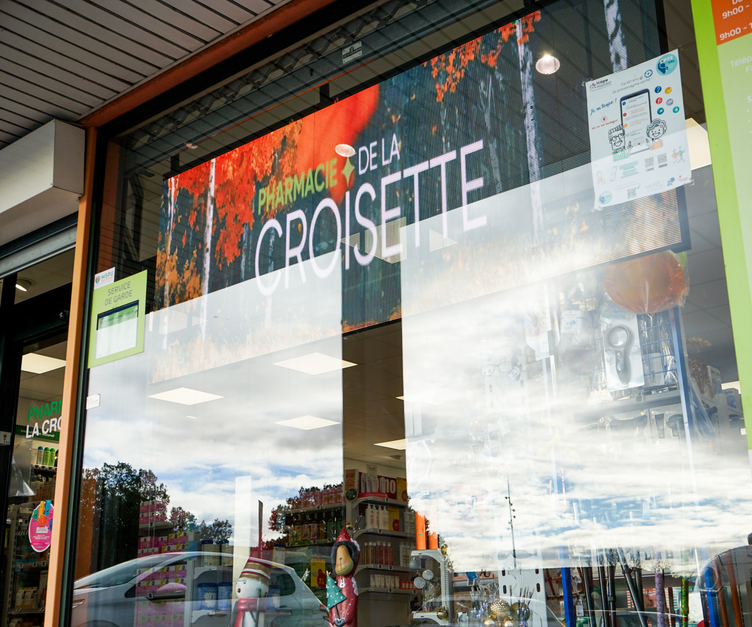 Bandeau LED et écran transparent en vitrine installés par Vega France à la Pharmacie Alternativ, situés dans le quartier de la Croisette