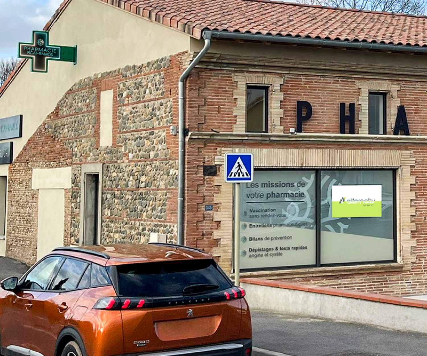 Vitrine digitale de la Pharmacie Picat Ramos à Fronton, avec croix LED double face et écran 55 pouces affichant messages et conseils santé.